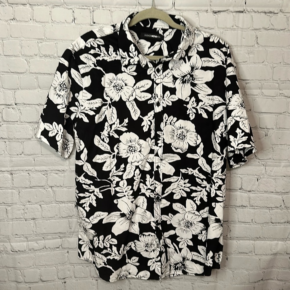 Men’s black and white Hawaiian button down shirt size XL - 100% cotton